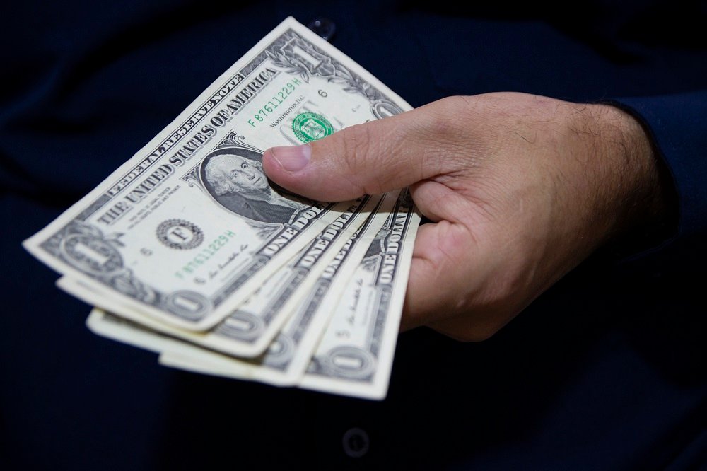 Dólar sobe 0,66% e fecha a R$ 5,89 com ‘tarifaço’ de Trump no radar