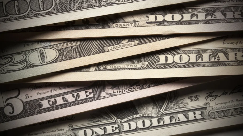 Dólar tem queda firme e Bolsa dispara com guerra comercial entre EUA e China