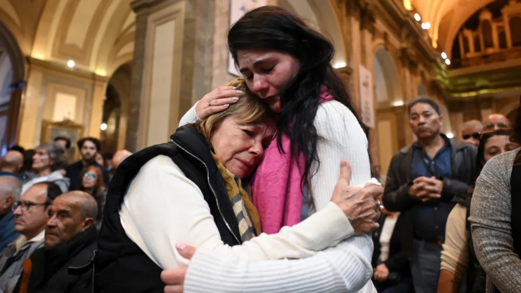 Entre lágrimas e orações, milhões de fiéis choram morte do Papa; veja