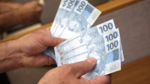 Governo Lula projeta salário mínimo de R$ 1.630 em 2026