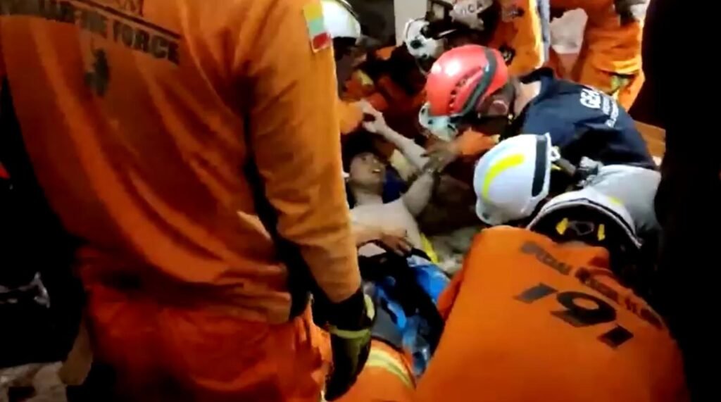 Homem é resgatado com vida 100 horas após terremoto em Mianmar