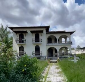 Influenciador mostra suposta casa abandonada de Tarcísio Meira em Belém