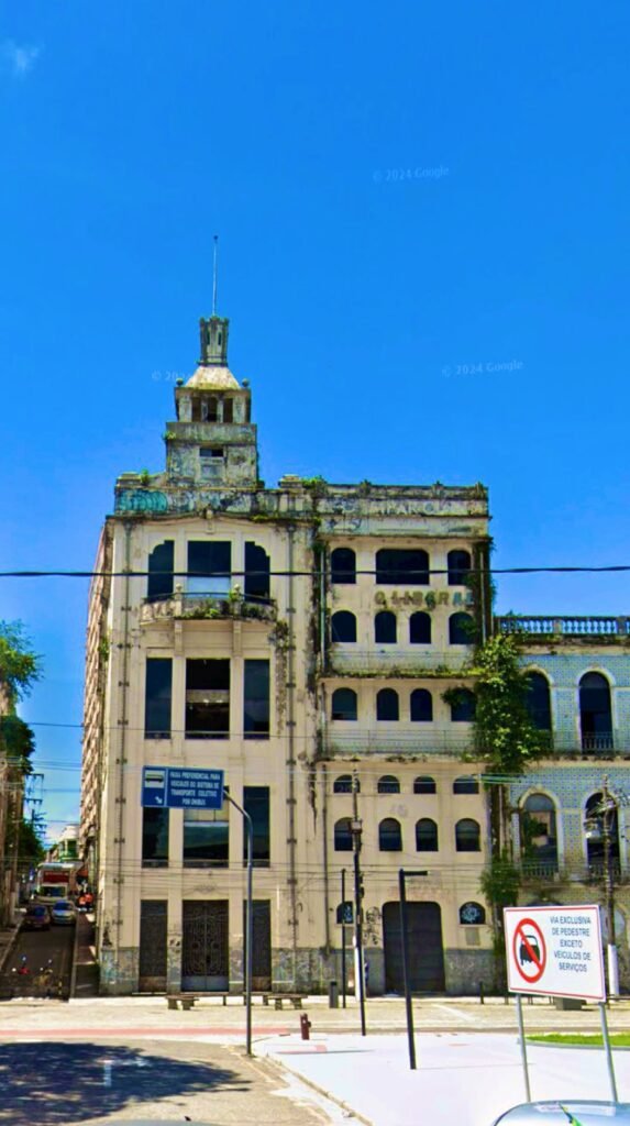 Prédio histórico abandonado pelo O Liberal impacta ponto turístico de Belém