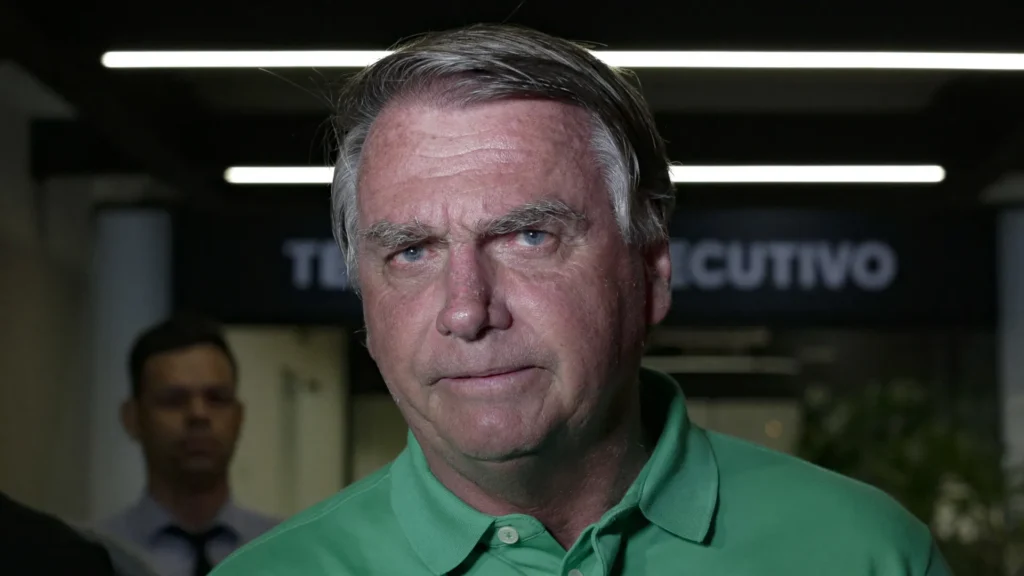 STF intima Bolsonaro no hospital após ex-presidente fazer live internado