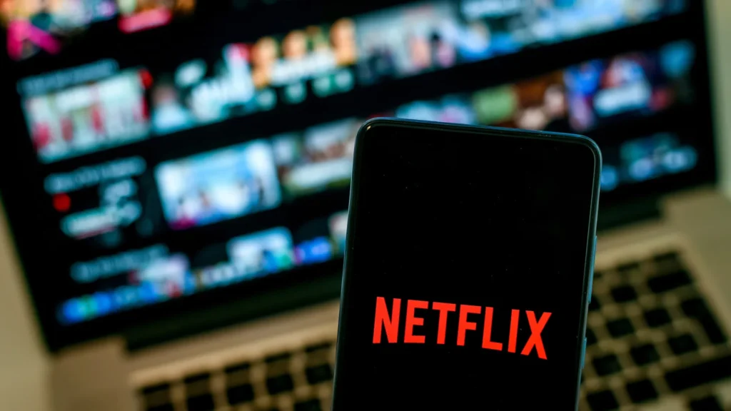 Ted Sarandos diz que Netflix está salvando Hollywood e critica ida ao cinema