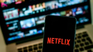 Ted Sarandos diz que Netflix está salvando Hollywood e critica ida ao cinema