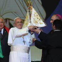 Dom Alberto Taveira entregando a imagem Peregrina de Nossa Senhora de Nazaré ao Papa.