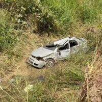 O impacto da queda foi tão forte que o veículo ficou completamente destruído. Imagens divulgadas nas redes sociais mostram o carro irreconhecível.