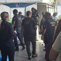A imagem mostra policiais civis em um porto localizado na rua Siqueira Mendes, na Cidade Velha, em Belém.