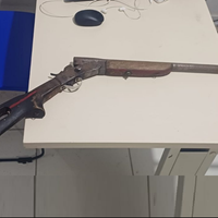 Arma apreendida pelos policiais na intervenção.
