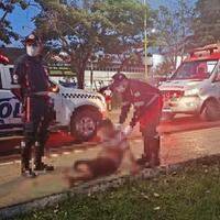 À polícia, a vítima relatou que foi esfaqueada nas imediações da Praça dos Metais e, ao tentar escapar, correu até a avenida Liberdade, onde acabou desfalecendo.