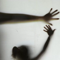 Na imagem, silhuetas de uma mão infantil e, logo acima, uma mão de uma pessoa adulta, simulando um crime contra a criança