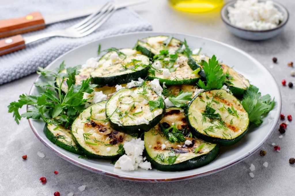 5 receitas saudáveis e práticas com abobrinha para o almoço