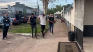 Após depoimentos suspeitos, homem é preso com drogas e arma