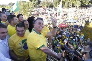 Ato de Bolsonaro em Brasília tem camiseta de ‘faz o Elon’