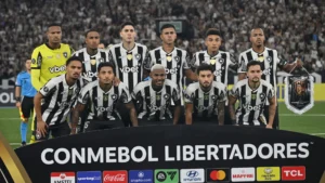 Botafogo leva susto, mas vence com golaço no fim e segue vivo na Libertadores
