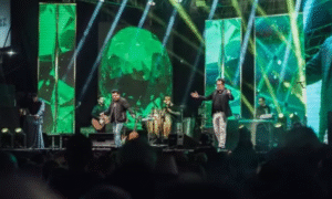Cantor sertanejo Marrone cai do palco e show é encerrado em Goiânia