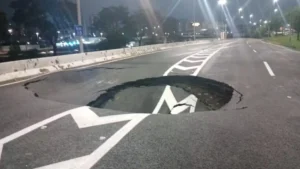 Cratera na marginal Tietê, em São Paulo, reabre um mês depois