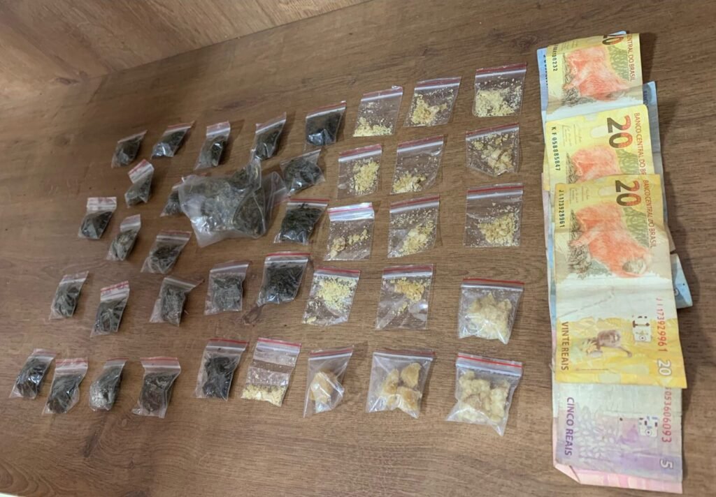 Dupla é presa com maconha e crack no Alto Bonito