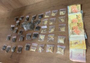 Dupla é presa com maconha e crack no Alto Bonito