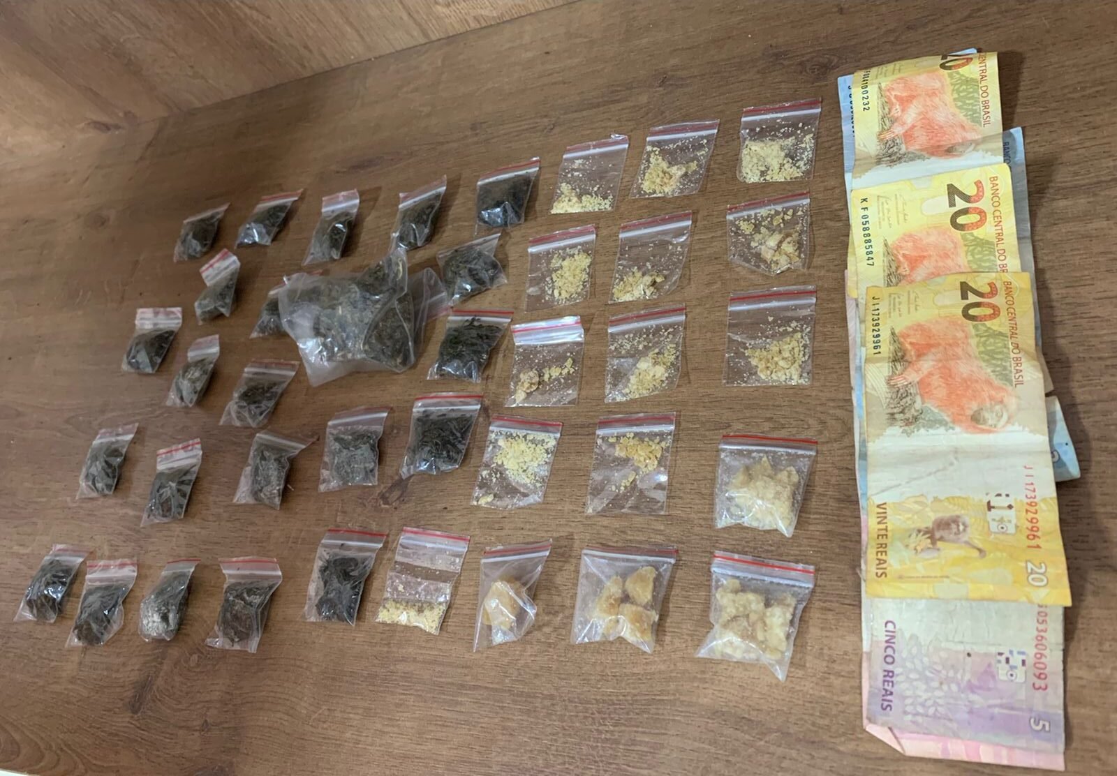 Dupla é presa com maconha e crack no Alto Bonito