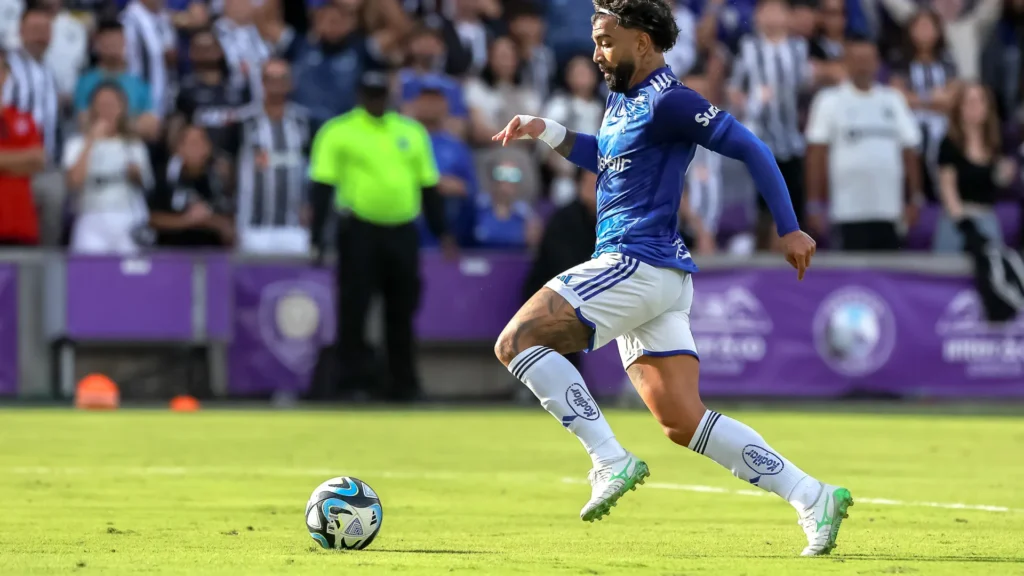 Em jogo da 'Lei do Ex', Gabigol decide para Cruzeiro em reencontro com Flamengo