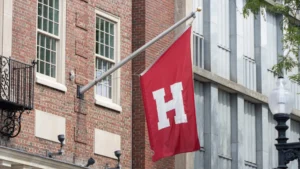 Em recado a Trump, reitor de Harvard saúda presença de alunos internacionais, 'como deve ser'