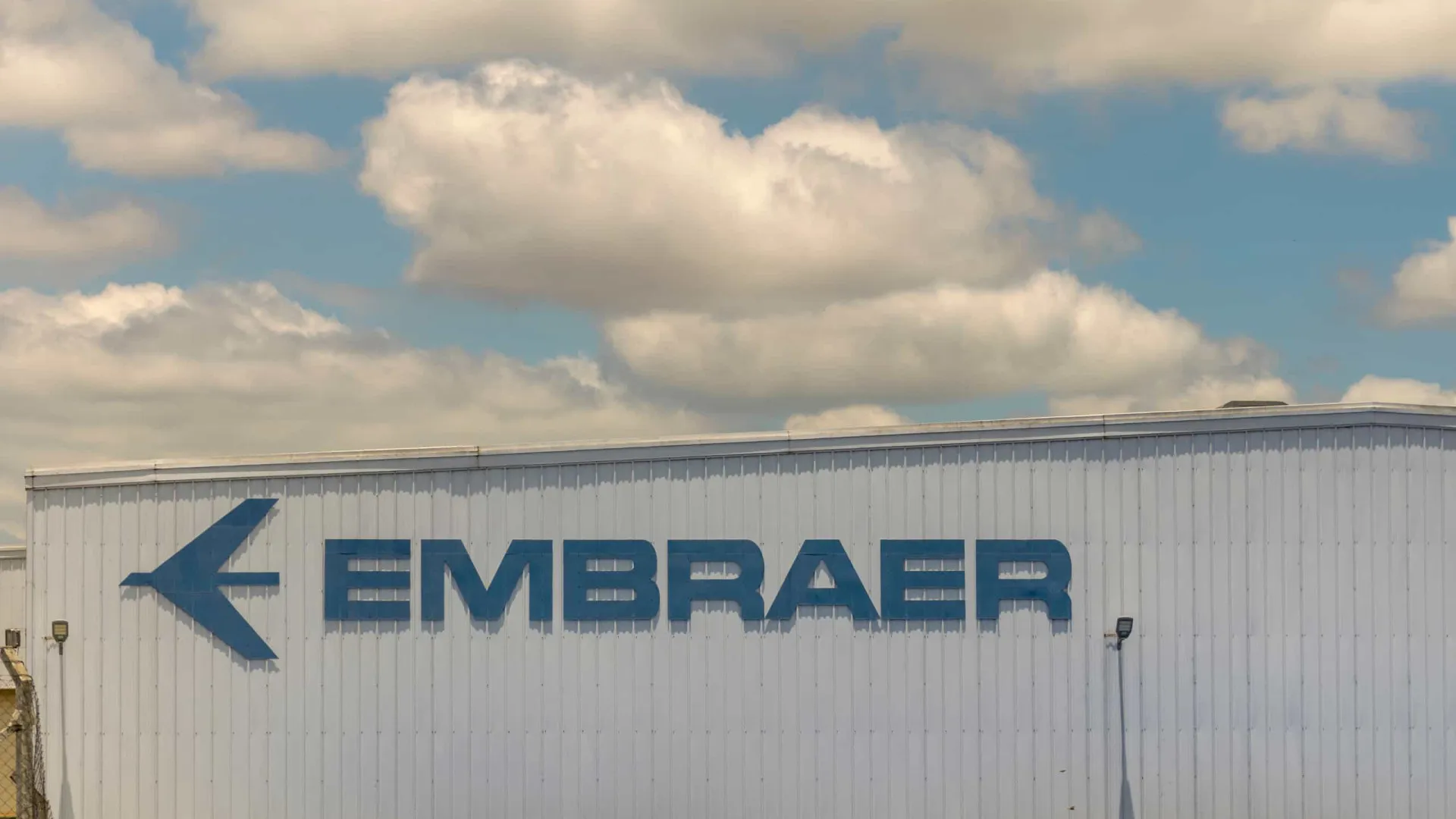Embraer amplia prejuízo líquido ajustado para R$ 428,5 milhões no 1º trimestre