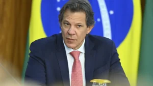 Haddad se emociona em evento com Lula e fala em 'dia de apagar sofrimento'