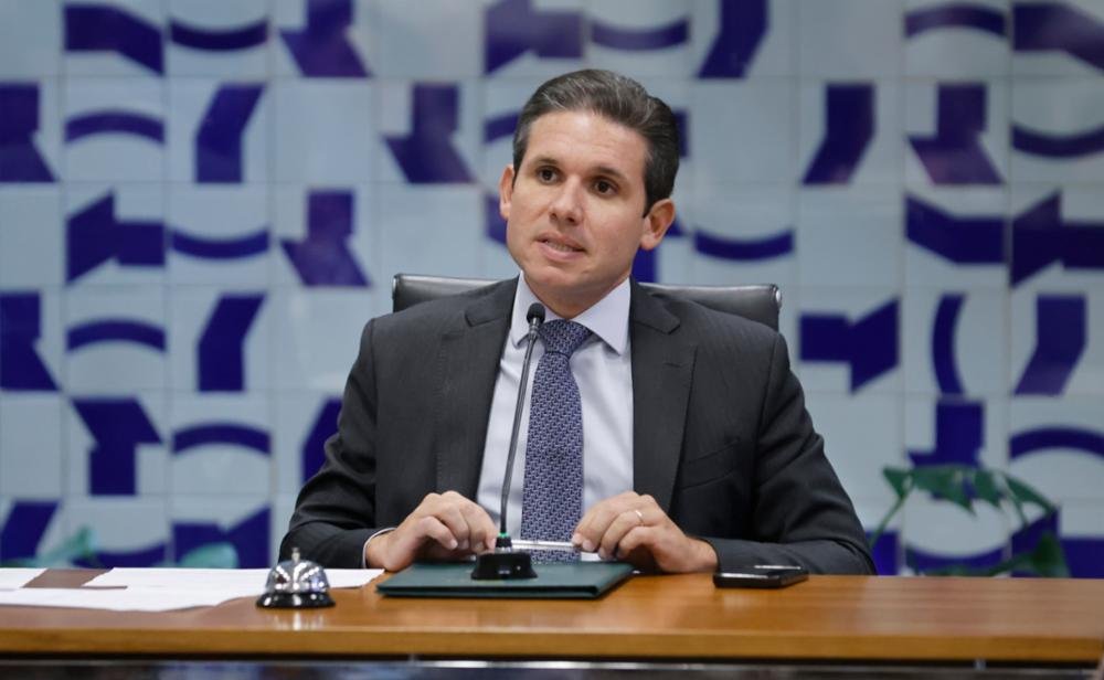 Hugo Motta pede STF que regra de sobras eleitorais valha só em 2026