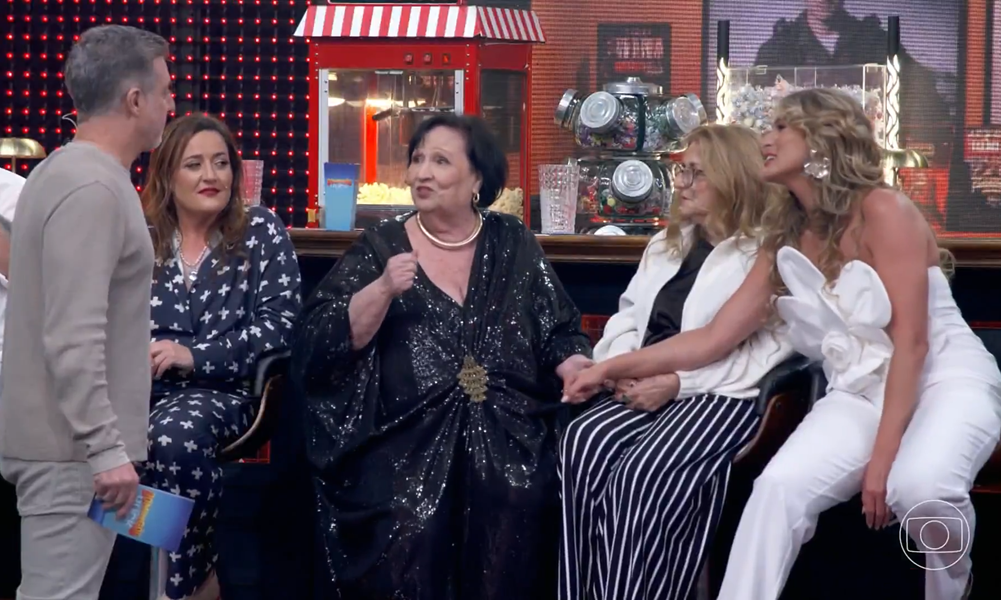Lívia Andrade e Dona Déa fazem as pazes ao vivo e surpreendem Luciano Huck