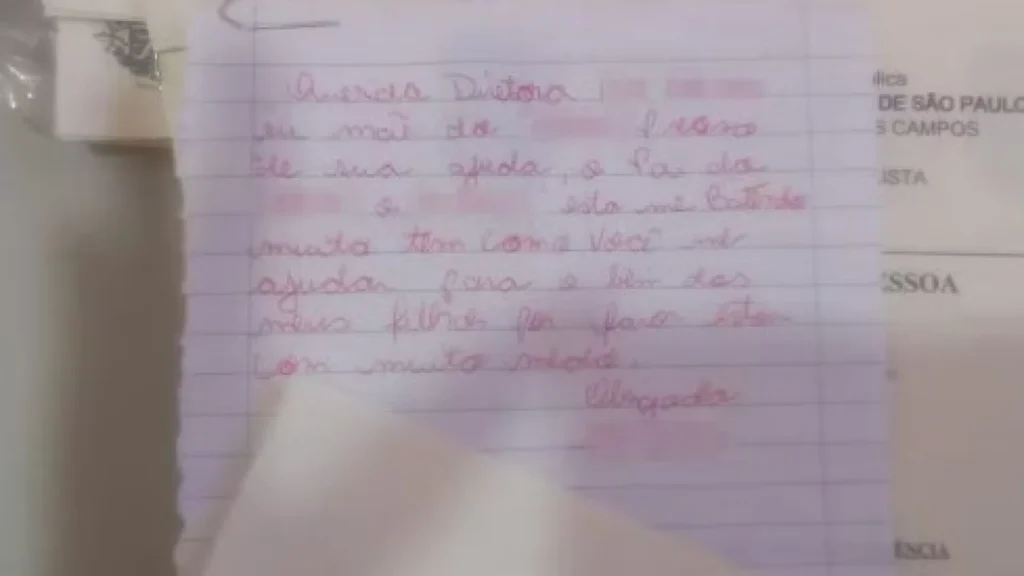Mãe é resgatada após enviar bilhete pedindo socorro na mochila do filho
