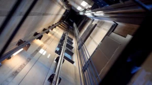 Mulher de 85 anos morre ao cair em poço de elevador em casa de repouso na zona leste de SP