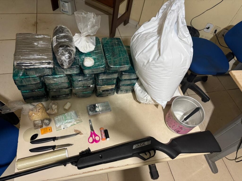 Perseguição policial resulta em 33 kg de drogas apreendidos