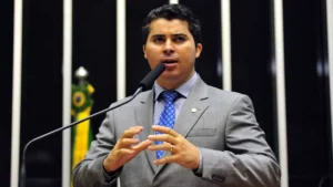 Senador que discutiu com Marina assinou jabutis que elevam conta de luz e poluição