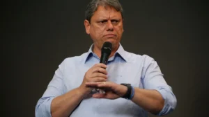 'Bolsa Família' de Tarcísio tem verba inferior à que governo deixou de gastar na área social