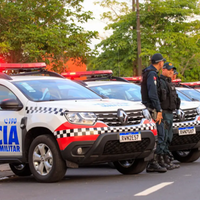 A imagem em destaque mostra policiais militares do Pará e viaturas da corporação.