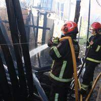 Bombeiros combatendo incêndio em vila de casas no bairro da Cremação.