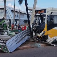 Colisão entre ônibus, carro e moto em Belém.