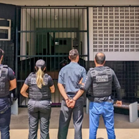 Terceiro suspeito de envolvimento na morte de Mônica Carvalho sendo apresentado na delegacia.