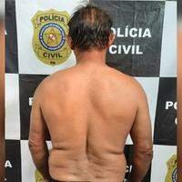 A imagem em destaque mostra o suspeito preso de costas.