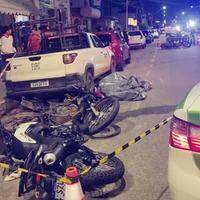 De acordo com informações preliminares de testemunhas, o acidente envolveu três motocicletas e um carro.