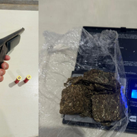 A imagem mostra a arma de fogo e oentorpecente apreendidos pela PM.