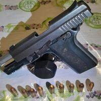 No local da abordagem, os policiais apreenderam uma pistola Taurus, modelo 940, calibre .40, pertencente ao patrimônio da PM do Pará.