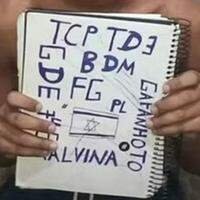 Jovem é sequestrado e agredido por referência a facção em material escola.