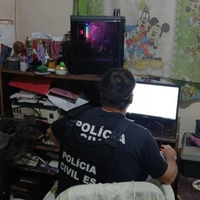Agentes da PC em um dos endereços alvos da operação contra crimes cibernéticos.