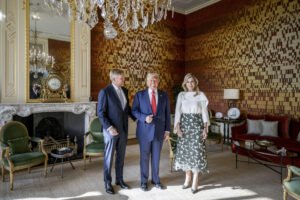 Rainha dos Países Baixos 'imita' Trump em encontro; vídeo