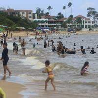 Clima tranquilo e bom movimento marca domingo na Praia do Farol, em Mosqueiro