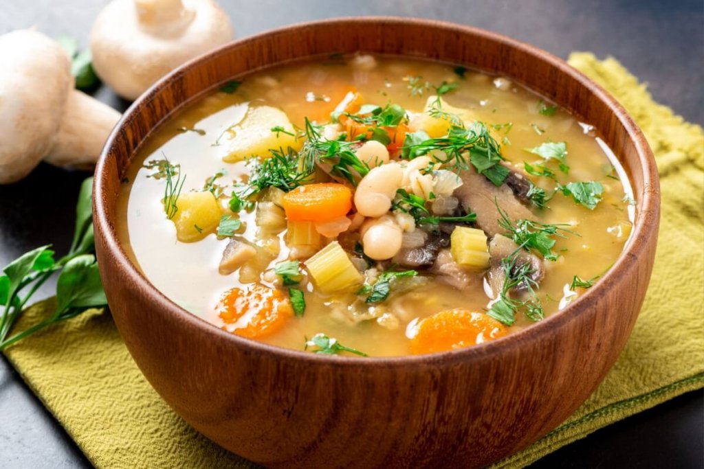 5 sopas ricas em proteína vegetal para o almoço