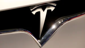 Ações da Tesla tombam com troca de farpas entre Musk e Trump